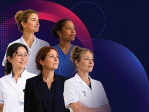 5 vrouwelijke zorgprofessionals op een blauw, roze achtergrond